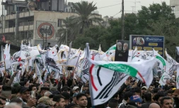 Des partisans du Hachd al-Chaabi, coalition de factions irakiennes pro-Iran, manifestent dans les rues de Bagdad le 1er janvier 2022, pour commémorer le deuxième anniversaire de l'assassinat par les Etats-Unis du général irakien Qassem Soleimani et de son lieutenant irakien