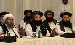 Les membres talibans Shahabuddin Delawar (g), Amir Khan Muttaqi (c) et Khairullah Khairkhwa (d) lors d'une rencontre avec des diplomates étrangers, le 12 octobre 2021 à Doha, au Qatar