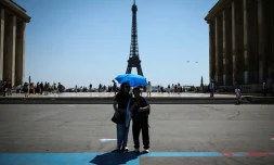 Des touristes se protègent du soleil au Trocadéro à Paris, le 18 juin 2026