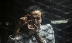Le photographe égyptien Mahmoud Abdel Shakour, surnommé Shawkan, dans le box des accusés lors de son procÚs au Caire, le 9 août 2016