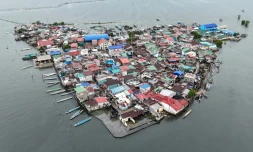 Vue aérienne des maisons exiguës sur l'île de Pugad, dans la province de Bulacan, le 7 juillet 2025 aux Philippines