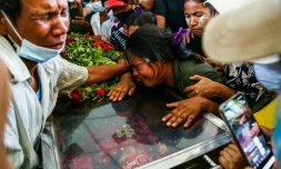 La femme de Phoe Chit, tué lors d'une manifestation pro-démocratie, pleure sur le cercueil lors des funérailles à Rangoun, le 5 mars 2021