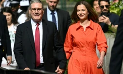 Le chef du parti travailliste Keir Starmer et son épouse Victoria devant un bureau de vote à Londres, le 4 juillet 2024