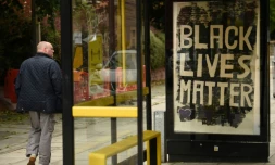 Le slogan anti-raciste "Black Lives Matter" sur un Abribus, Ă Liverpool, le 12 juin 2020