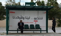 "Nous votons... pour nous et pour nos enfants". Un slogan inscrit sur une affiche à un arrêt de bus à Tunis, avant les municipales de dimanche, le 4 mai 2018
