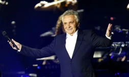 Michel Sardou sur la scène du Palais Omnisport de Bercy, le 12 décembre 2012 à Paris
