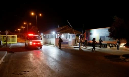 Des forces israéliennes postées à un barrage au moment du passage d'une ambulance transportant les blessés israéliens d'une attaque au couteau dans une colonie de Cisjordanie occupée près de Ramallah, le 26 juillet 2018