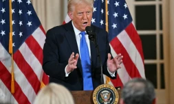Le président américain Donald Trump s'exprime lors d'un dîner organisé pour les sénateurs républicains américains, en Floride, le 7 février 2025