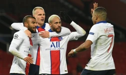 La joie des joueurs parisiens vainqueurs sur le terrain de Manchester United en Ligue des champions, le 2 décembre 2020 à Old Trafford