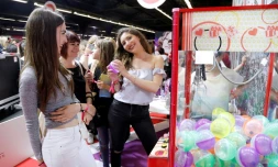 Des adolescentes au salon "Get Beauty" le 28 mai 2016 au Parc Floral à Paris