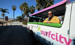 Adam Duford, patron de Surf City, dans son minibus, le 23 mars 2020 à Santa Monica, en Californie