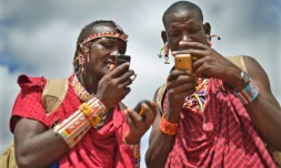Des guerriers massaï utilisent des appareils de géolocalisation satellitaire pour repérer les lions dans la réserve de Selenkay, dans le sud du Kenya, le 11 septembre 2016 
