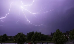 Un orage dans le ciel de Bruay-la-Buissiere, dans le nord de la France, le 14 juin 2025