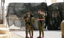Des soldats israéliens sont postés à l'entrée de la base militaire du mont Harif, près de la ville de Mitzpe Ramon, dans le sud du désert du Néguev, à proximité de la frontière avec l'Egypte, le 3 juin 2023