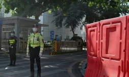 La police chinoise empêche l'accès, le 28 décembre 2020, au tribunal de Shenzhen où doit se tenir le procès de militants pro-démocratie de Hong Kong ayant tenté de fuir vers Taïwan