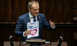 Le chef élu du nouveau gouvernement polonais Donald Tusk présente son programme au Parlement, le 12 décembre 2023 à Varsovie