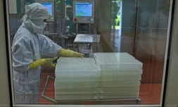 Un technicien sur une ligne de production du vaccin AstraZeneca-Oxford contre le Covid-19 à l'Institut Serum, le 22 janvier 2021 à Pune, en Inde