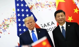 Les présidents américain Donald Trump et chinois Xi Jinping (d) lors du sommet du G20, le 29 juin 2019 à Osaka, au Japon
