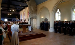 Emmanuel Macron et des membres du gouvernement assistent à une messe le 26 juillet 2017 à Saint-Etienne-du-Rouvray, en mémoire du père Hamel, tué par deux jihadistes un an plus tôt