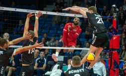 Le Français Earvin Ngapeth marque un point malgré la tentative de contre de l'Allemand Linus Weber à l'Euro de volleyball le 6 septembre 2021 à Tallinn 