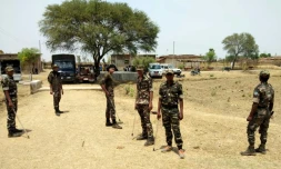 Des membres des forces de sĂ©curitĂ© sur les lieux oĂč une jeune Indienne a Ă©tĂ© violĂ©e et tuĂ©e, le 5 mai 2018 Ă Chatra, dans l'Etat du Jharkhand