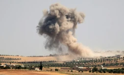 De la fumée s'échappe du village de Maar Hattat dans la province d'Idleb en Syrie, aprÚs un bombardement, le 20 août 2019