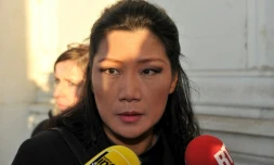 Lise Han, principale accusée dans le procès des "mariages chinois", fait une déclaration à la presse, le 13 octobre 2015 à Tours