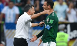 Le milieu merxicain Rafael Marquez (d) est congratulé par son entraîneur  Juan Carlos Osorio à la fin du match contre la Russie au Mondial, le 17 juin 2017 à Moscou
