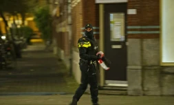 Un policier lors de l'arrestation d'Anis Bahri, un Français de 32 ans à Rotterdam, le 27 mars 2016