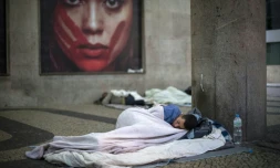 Un SDF dort dans la rue à Rio, le 21 juillet 2017