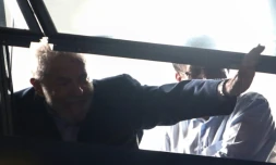 Lula salue ses partisans depuis une fenĂȘtre du siĂšge syndicat des mĂ©tallurgistes, le 5 avril 2018 Ă  Sao Bernardo do Campo