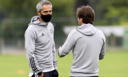 L'entraĂźneur portugais des Girondins de Bordeaux Paulo Sousa (g) parle avec l'un de ses assistants, le 2 juillet 2020 au centre d'entraĂźnement du Haillan