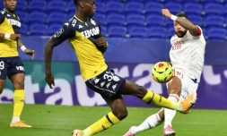 Le capitaine lyonnais Memphis Depay à la lutte avec Benoßt Badiashile de l'AS Monaco, lors de leur confrontation en championnat, le 25 octobre 2020 à Décines