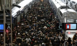 Des voyageurs sont massés sur les quais de la gare de Lyon à Paris, le 3 avril 2018 jour de grÚve de la SNCF