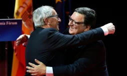 Le président de la Commission européenne Jean-Claude Juncker et son prédécesseur Jose Manuel Barroso à Madrid le 21 octobre 2015