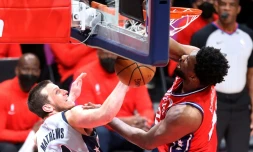 Dunk de Joel Embiid des Philadelphia 76ers contre les Washington Wizards en NBA le 12 mars 2021 Ă la Capital One Arena Ă Washington