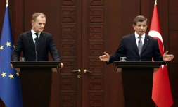 Le Premier ministre turc Ahmet Davutoglu (d) et le président du Conseil européen Donald Tusk, lors d'une conférence de presse à Ankara, le 3 mars 2016