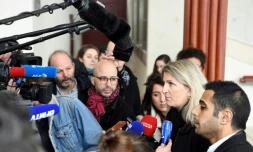 Les avocats du prévenu, Sandrine Parise-Heideiger (2e à droite), et Marc Goudarzian (D), répondent aux questions de journalistes, à Pontoise, le 13 février 2018