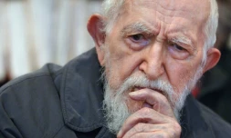 L'abbé Pierre le 03 mars 2005 dans les locaux de l'association Droit au logement (DAL) à Paris