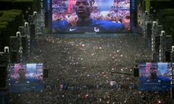 Des milliers de personnes assistent à la retransmission TV de la finale de l'Euro-2016 depuis la fan zone du Champ-de-Mars le 10 juillet 2016 à Paris