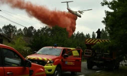 Un avion de la sécurité civile DASH verse du liquide retardateur sur la forêt en feu, Luglon, le 15 août 2026