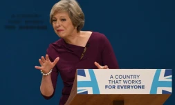 La PremiĂšre ministre Theresa May plaisante lors de son discours clĂŽturant le congrĂšs des Tories Ă Birmingham, le 5 octobre 2016