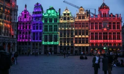 L'Hôtel de ville de Bruxelles illuminées des couleurs arc-en-ciel pour montrer sa solidarité à la communauté LGTBQ+ après une loi hongroise dénoncée comme discriminatoire, le 23 juin 2021