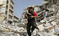 Un enfant secouru après des bombardement à Alep, en Syrie, le 21 septembre 2016