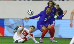L'attaquant des Bleus Kylian Mbappé (D) au duel avec le Croate Ivan Perisic, à Split en Croatie, le 20 mars 2025