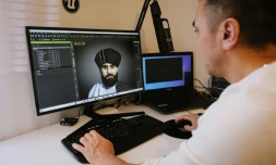 L'Afghan Hafiz Afzali, 34 ans,  conçoit le 15 octobre à Espoo, en Finlande, un personnage en 3D qu'il utilisera dans l'une des nombreuses vidéos humoristiques antitalibanes qu'il produit sur l'Afghanistan