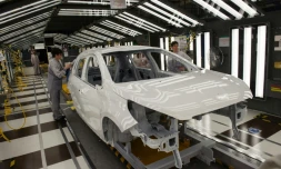 Une chaîne de production de PSA Peugeot Citroen à Mulhouse, le 29 avril 2015