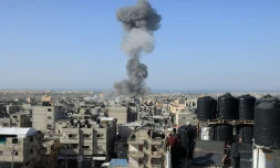 De la fumée s'élève dans le ciel après une frappe israélienne, le 23 novembre 2023 à Rafah, dans la bande de Gaza