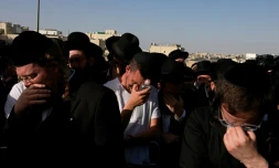 Des juifs ultra-orthodoxes pleurent lors de funérailles à Jérusalem d'une victime de la bousculade lors du pÚleringae juif au mont Meron, dans le nord d'Israël, le 30 avril 2021