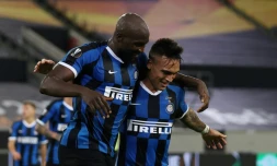 L'attaquant de l'Inter Milan Romelu Lukaku et son coĂ©quipier argentin Lautaro Martinez, en demi-finale de Ligue Europa contre le Shakhtar Donetsk le 17 aoĂ»t 2020 Ă DĂŒsseldorf, en Allemagne